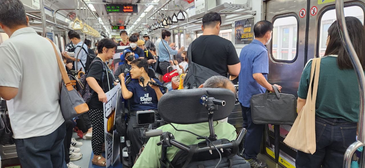 0828 열차와 승강장 틈, 차별의 크레바스, 장애인권리예산 권리입법 쟁취를 위한 출근길 지하철 선전전 416일차
