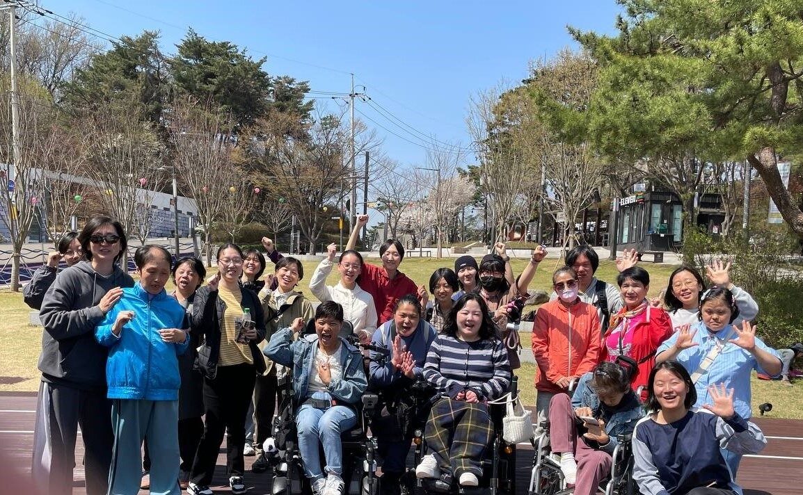 16기 장애여성공감 개강식. 아차산 어울림광장 봄소풍 단체사진. 