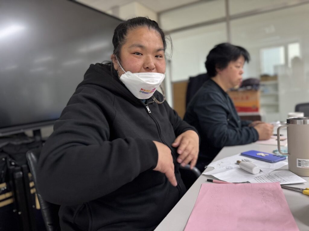 <사진3. 상미가 대교육장에 필요한 공간배치에 대해서 말한다.>