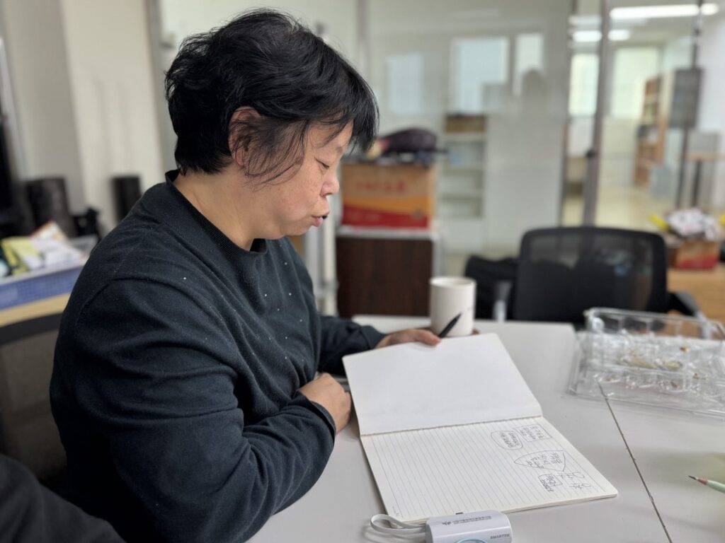 <사진4. 현정이 대교육장에 필요한 것에 대해서 말한다.>