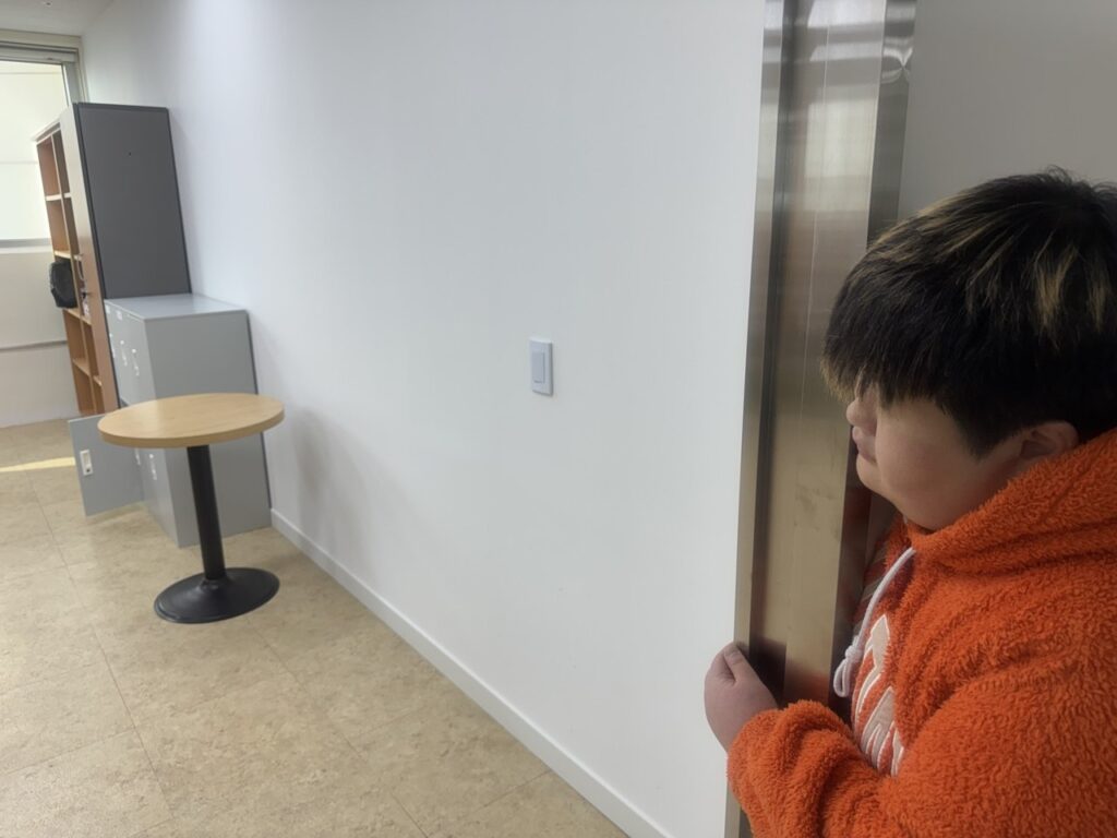 <사진 1. 화영이 상담실의 작은 테이블을 바라보며 공간구성에 대해 제안하고 있다. “테이블 옆에 의자 2개를 두면 상담소 활동가들이 있는 곳에 (회원님들이) 같이 얘기하면서 기다릴 수 있으니까”>