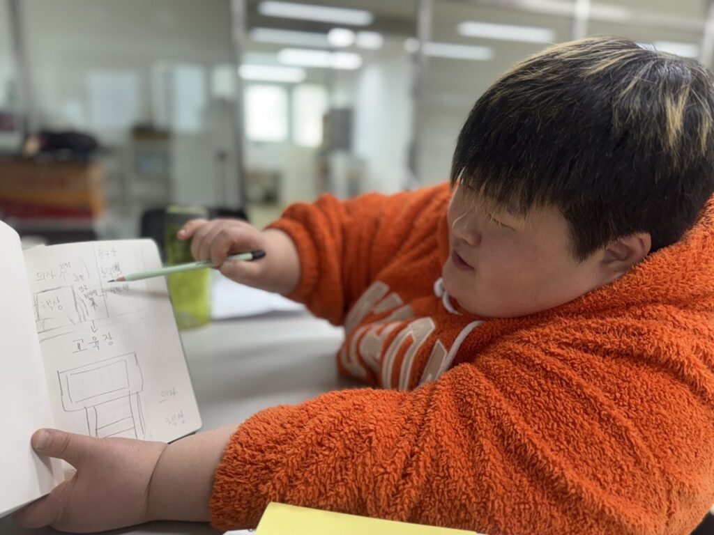 <사진5. 화영이 대교육장에서 출입구까지 회원공간을 만들기 위해 필요한 것을 말한다.>