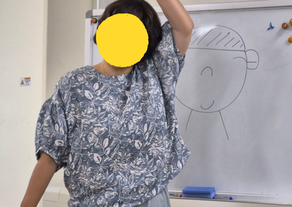하와이 님 교실 앞에서 ‘뿌듯하다’란 단어를 설명하고 있다.