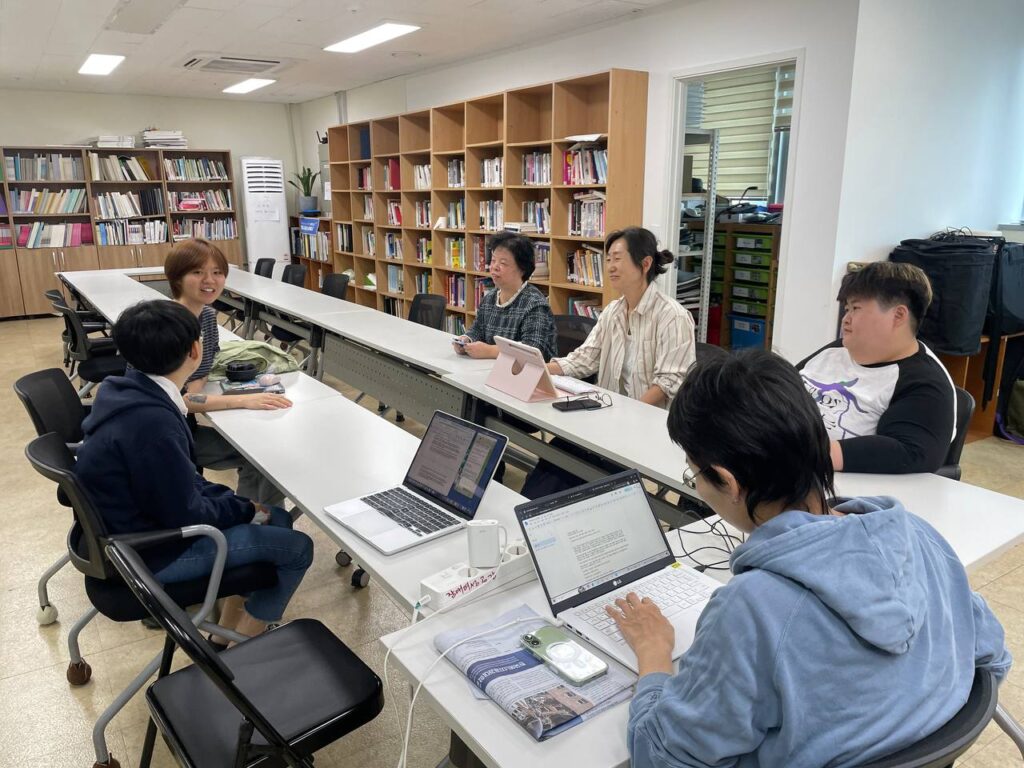 [사진 2] 나의자리팀 장애여성의 빈곤을 주제로 한 간담회 진행사진. 나의자리팀, 장애여성공감 활동가들이 모여 이야기를 나누고 있다.