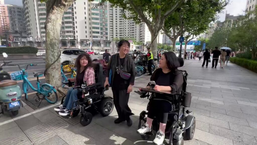[사진 2] 주상하이한국문화원 상영회를 위해 상하이 거리를 진은선, 이진희, 진성선 활동가가 걷고 있다.